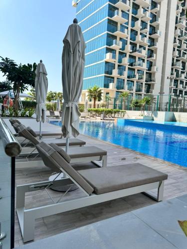 Luxury 1B with Balcony & partial Burj Khalifa view - image 13