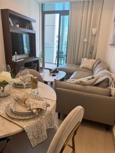 Burj Khalifa view modern 1BHK with balcony, Dubai (photo 5)
