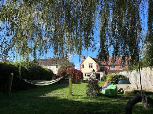 Voltants, King Arthur's Rest House, Hot Tub & Garden Sleeps 10 in Cary