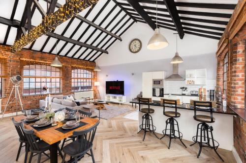 High End Luxury Townhouse in JQ, 4 Bedrooms, Flat screen TV in all rooms, Free Parking, Near Birmingham City Centre DEPOSIT REQUIRED, Birmingham