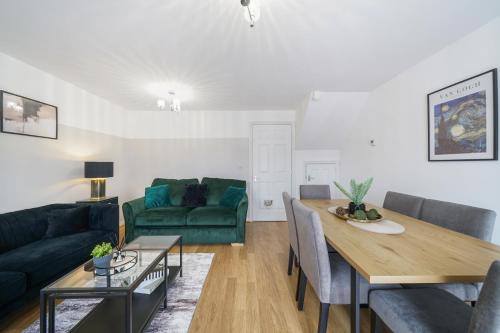 Aylesbury Comfy 3BR Home, Sleeps 5, Perfect for families & Contractors Homely Stay, Netflix