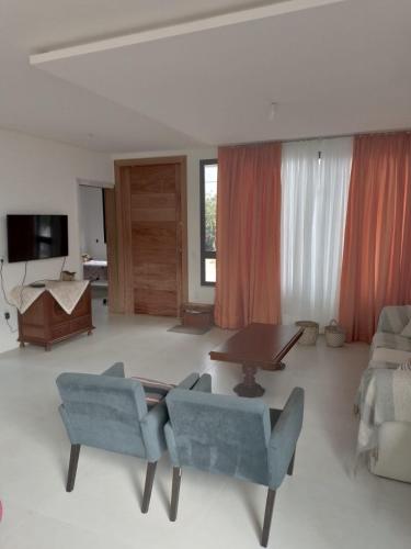 ห้องส่วนกลางสำหรับนั่งเล่น/ดูทีวี, Casa de temporada bem próxima á praia (Casa de temporada bem proxima a praia) in ปอนตา ดาส กานาส