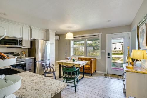Dog-Friendly Guest House on Horse Ranch in Azle! in Azle, USA