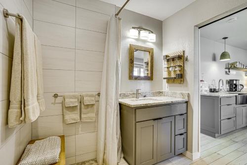 Dog-Friendly Guest House on Horse Ranch in Azle! in Azle, USA