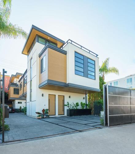 Modern Private Marina del Rey home