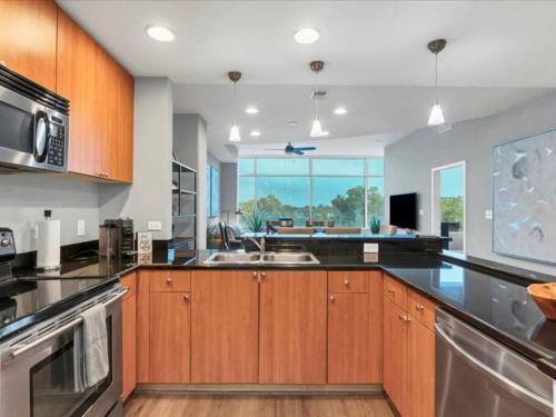 Luxury 1260sq ft 2 Bd 2BTH in DT near The Strand