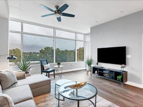 Luxury 1260sq ft 2 Bd 2BTH in DT near The Strand