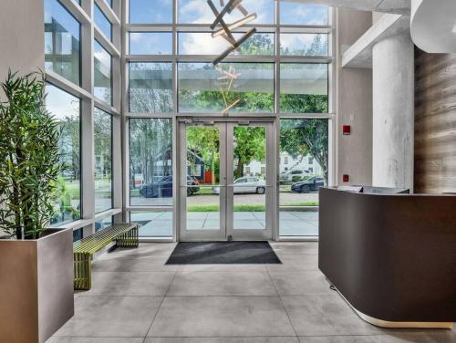 Luxury 1260sq ft 2 Bd 2BTH in DT near The Strand