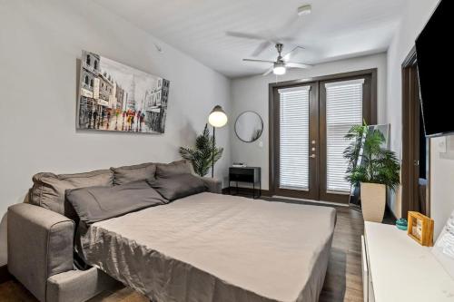1BR Pool Free Wi-Fi Free Parking Gym thumb 2