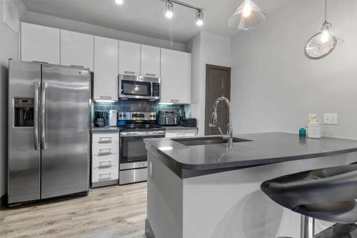 1BR Pool Free Wi-Fi Free Parking Gym detail