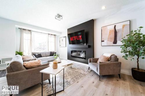 Modern Retreat - 3 King Beds - Garage - WiFi - Sleeps 10, Edmonton