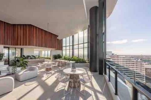 Coastal Chic 2 Bed Apt in Broadbeach - Tap to explore photos
