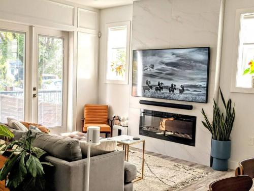 2-Level Central Modern Duplex Home in Vancouver, Canada