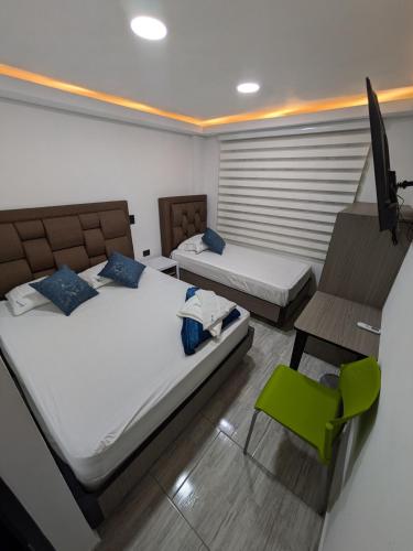 1 queen bed, 1 twin bed