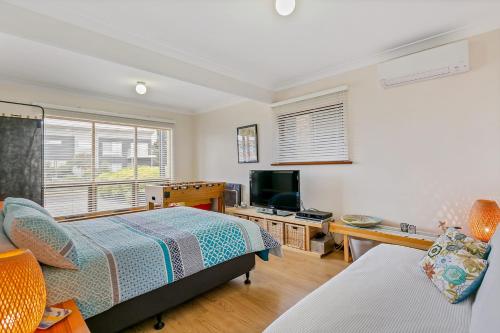 108 Morrison - Beach Views - No Linen Included