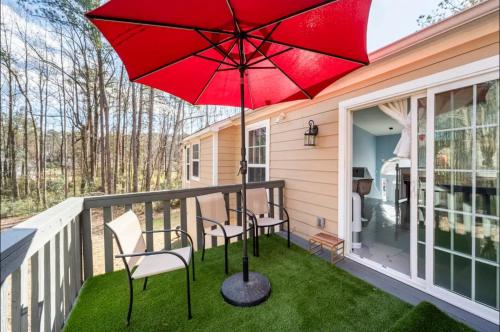 QUEIT NEWLY FURNISHED COZY 3 BEDROOM HOME VERY CLOSE TO MANY HOSPITALS AND MUCH MORE in Lithonia, USA