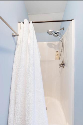 QUEIT NEWLY FURNISHED COZY 3 BEDROOM HOME VERY CLOSE TO MANY HOSPITALS AND MUCH MORE in Lithonia, USA