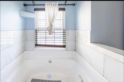 QUEIT NEWLY FURNISHED COZY 3 BEDROOM HOME VERY CLOSE TO MANY HOSPITALS AND MUCH MORE in Lithonia, USA