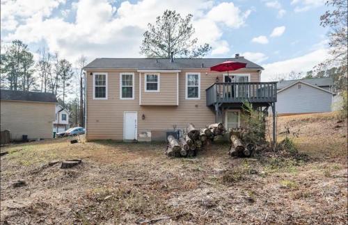 QUEIT NEWLY FURNISHED COZY 3 BEDROOM HOME VERY CLOSE TO MANY HOSPITALS AND MUCH MORE in Lithonia, USA