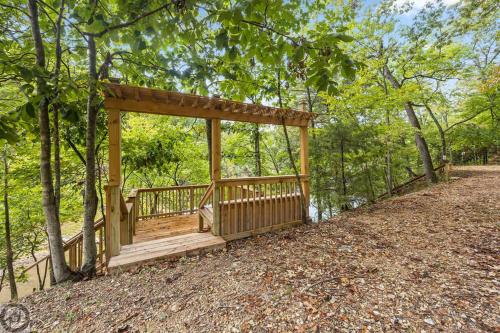Blueberry Escape-Lakefront Family Cabin on Beaver Lake in Lowell, USA