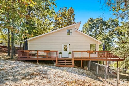 Blueberry Escape-Lakefront Family Cabin on Beaver Lake in Lowell, USA