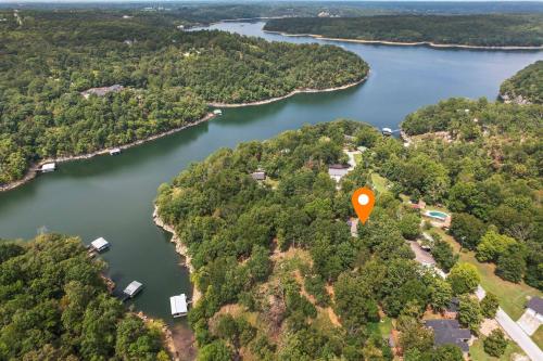 Blueberry Escape-Lakefront Family Cabin on Beaver Lake in Lowell, USA