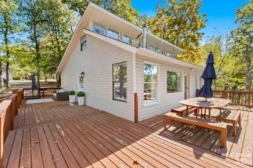 Blueberry Escape-Lakefront Family Cabin on Beaver Lake in Lowell, USA