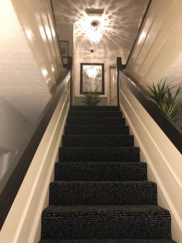 The Russell - main image