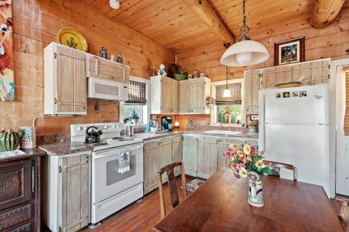 Mighty Oak Log Cabin in Fredericksburg, USA