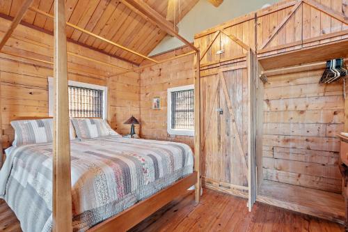 Mighty Oak Log Cabin in Fredericksburg, USA