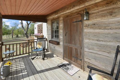 Cabins on Knopp School-Czech Cabin in Fredericksburg, USA