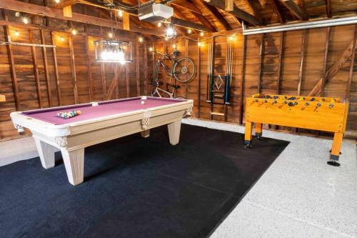 Charming Plymouth retreat - hot tub - fire pit - game room in Plymouth, USA
