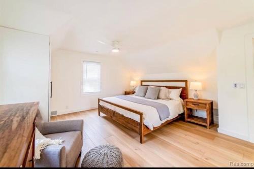Charming Plymouth retreat - hot tub - fire pit - game room in Plymouth, USA