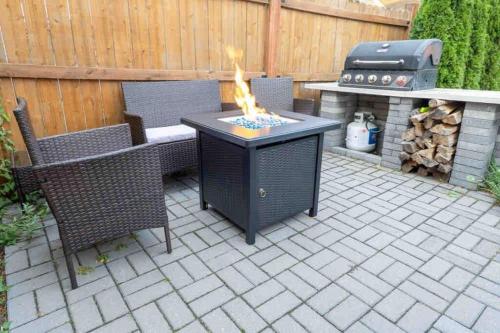 Charming Plymouth retreat - hot tub - fire pit - game room in Plymouth, USA