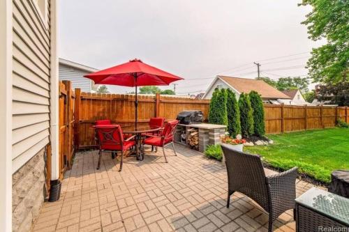 Charming Plymouth retreat - hot tub - fire pit - game room in Plymouth, USA