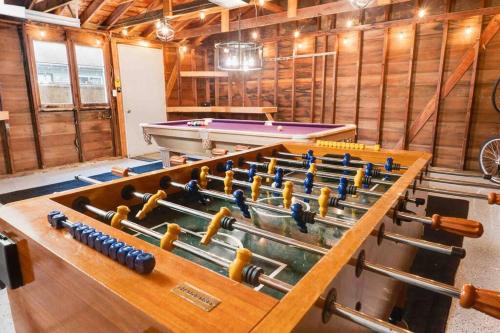 Charming Plymouth retreat - hot tub - fire pit - game room in Plymouth, USA