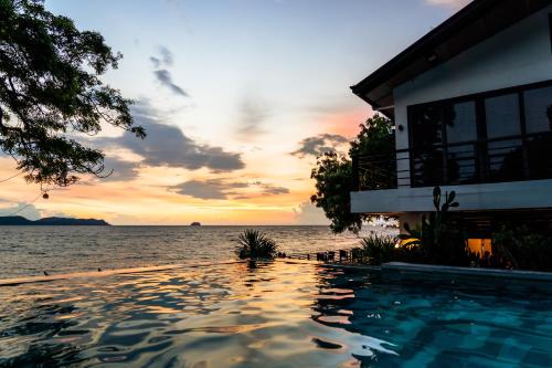 בריכת שחיה, Altamare Dive and Leisure Resort in בטנגס