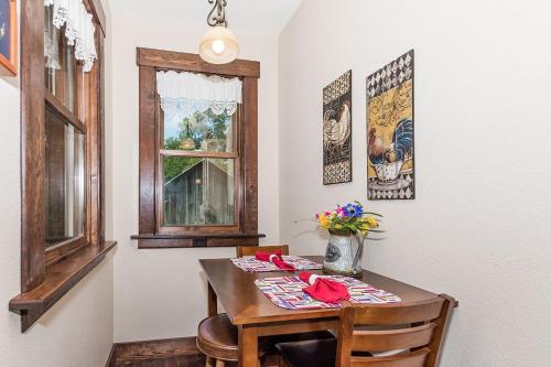 Mistletoe House - image 10