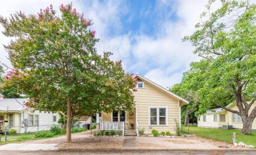 Mistletoe House in Fredericksburg, USA