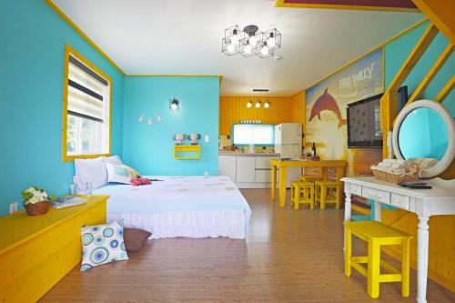 room detail thumbnail 2