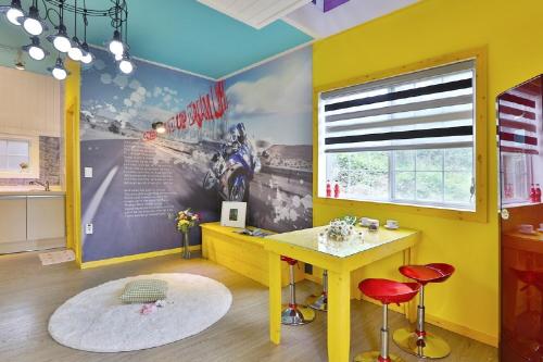 room detail thumbnail 2