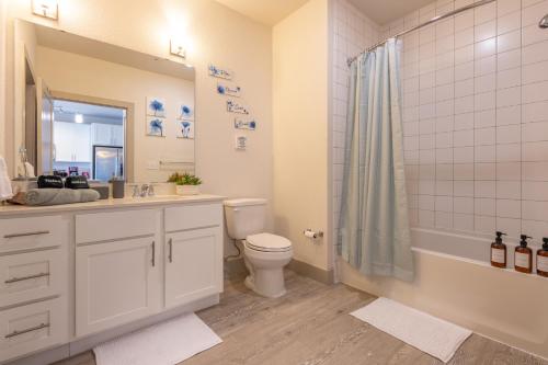 Riverwalk and Pool view Apt with King bed Infinity Pool Gym Free Parking in San Antonio, USA