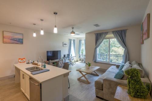 Riverwalk and Pool view Apt with King bed Infinity Pool Gym Free Parking in San Antonio, USA