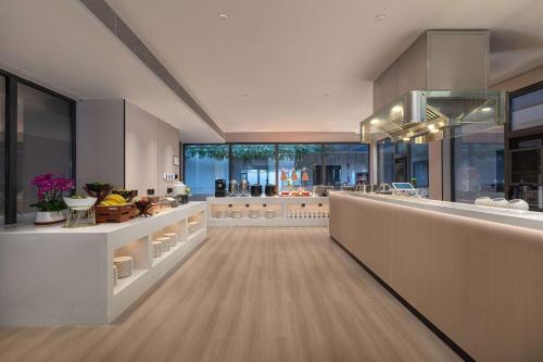 Restaurant, Microtel by Wyndham Xian Beilin in Small Wild Goose Pagoda