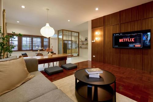 AIRI Home, 3BR in old town Chiangmai near Thapae walking street by Beginning with, Čiang Mai