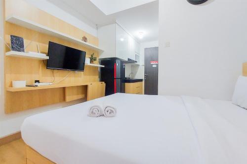 Warm and Cozy Living Studio Serpong Garden Apartment By Travelio, Tangerang