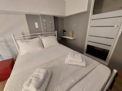 Urban minimalistic maisonette!, Athens