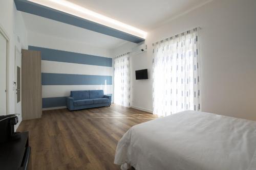 1 king bed, 1 sofa bed