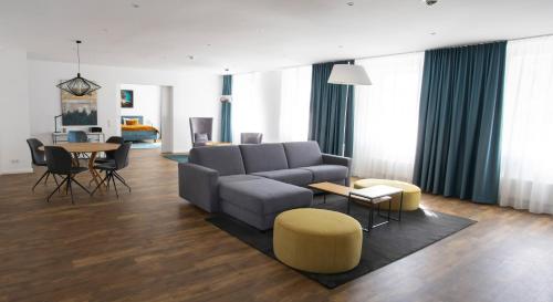 1 queen bed, 1 sofa bed