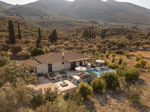 숙소 외관, Yliessa - Luxury pool villa surrounded by nature in 피가다키아